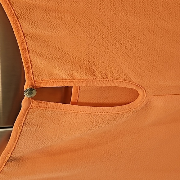 💕VINCE CAMUTO💕 Cold Shoulder Short Sleeve Blouse ~ Salmon Pink Medium M NWOT - Picture 6 of 7